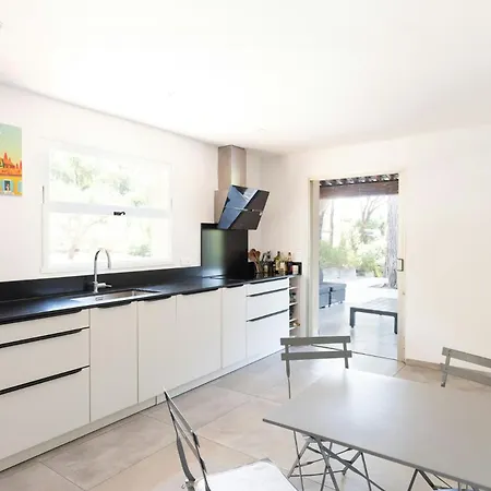 Будинок відпочинку With Pool House Near *