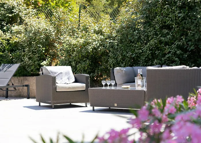 With Pool House Near *