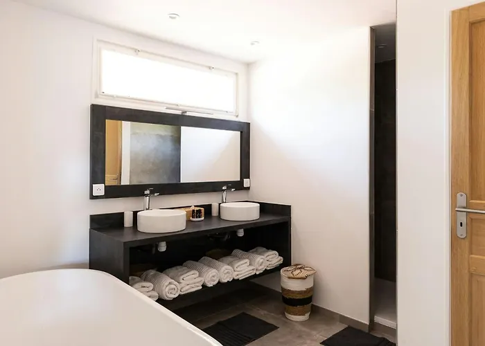 Будинок відпочинку With Pool House Near Сент-Максім