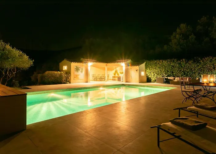 Nyaraló With Pool House Near